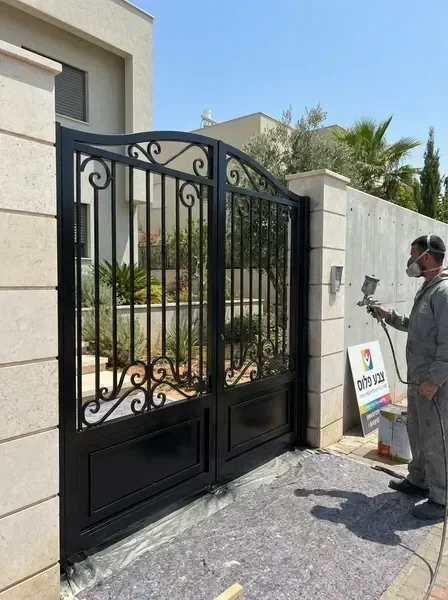 שער מתכת שחור לאחר צביעה מקצועית בהתזה